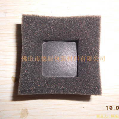 利用加熱鋁制模具對海綿進(jìn)行塑形。