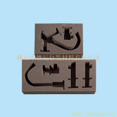 海綿內(nèi)托對各行各業(yè)產(chǎn)品起到絕緣、密封、防震、防塵、填充、隔音、固定，能夠保護包裝產(chǎn)品在運輸過程中安然無恙，起到保護產(chǎn)品的一個作用，同時可以美化產(chǎn)品，提升產(chǎn)品檔次。