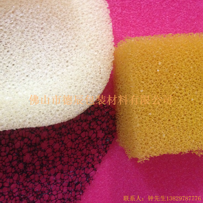 過濾海綿也稱網(wǎng)狀海綿，爆破海綿。聚氨酯過濾海綿由普通開孔軟泡高溫爆破開孔加工而成，爆破除掉了泡沫網(wǎng)絡(luò)之間原有的氣泡膜，得到了主體骨架網(wǎng)狀結(jié)構(gòu)。